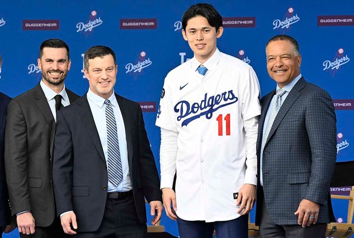 左からゴームズGM、フリードマン編成部長、佐々木朗希、ロバーツ監督（C）Getty Images