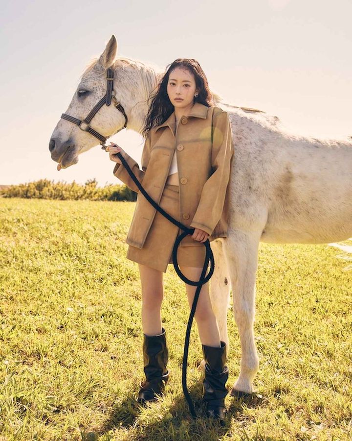 画像: ウエスタンムードを醸し出すジャケット＆スカート