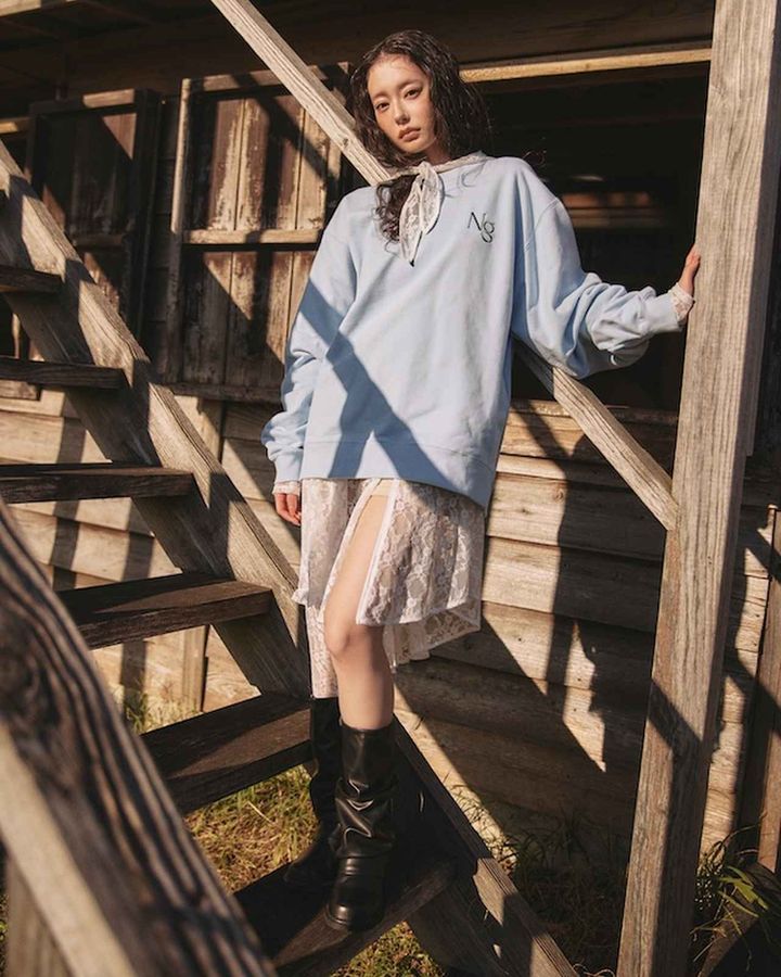 画像: レースの透け感が大人可愛くて可憐な印象