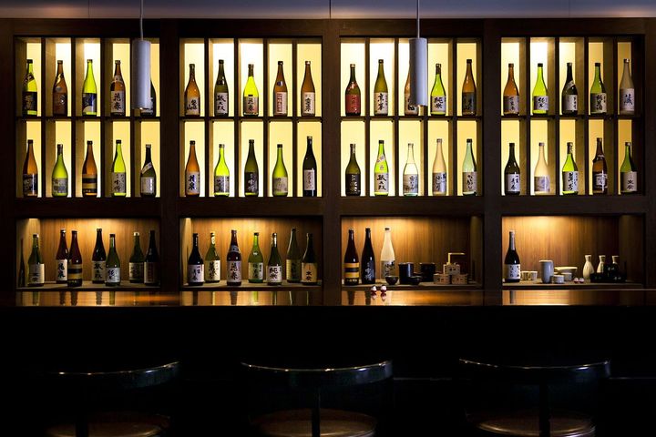 会津SAKE Barのカウンターで地酒を堪能