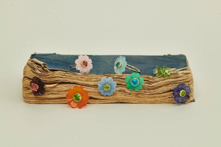 リング 左上から時計回りに（K14YG×ピンクオパール×ピンクトルマリン）￥330,000 （K14YG×アクアマリン×アパタイト）￥330,000 （K18YG×ペリドット×ダイヤモンド）￥814,000 （K14YG×タンザナイト×ペリドット）￥473,000 （K14YG×クリソプレーズ×トパーズ）￥418,000 （K14YG×ブルーオパール×ペリドット）￥330,000 （K14YG×カーネリアン×ペリドット）￥550,000 （K14YG×ガーネット×ピンクトルマリン）￥715,000