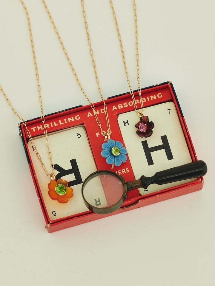 ペンダントトップ 左から順に （K14YG×カーネリアン×ペリドット）￥407,000 （K14YG×ブルーオパール×ペリドット）￥330,000 （ K14YG×ガーネット×ピンクトルマリン）￥473,000 チェーンネックレス（K14YG）