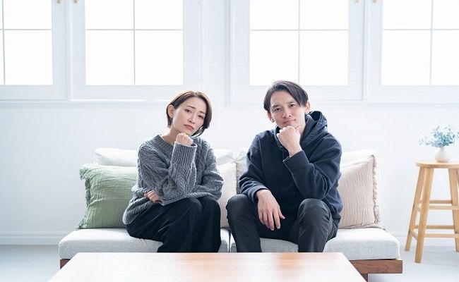 考え事をする夫婦のイメージ
