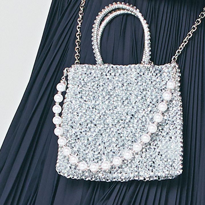 SHE Tokyoのプリーツワンピにアンテプリマのワイヤーバッグで華やか見えを狙う