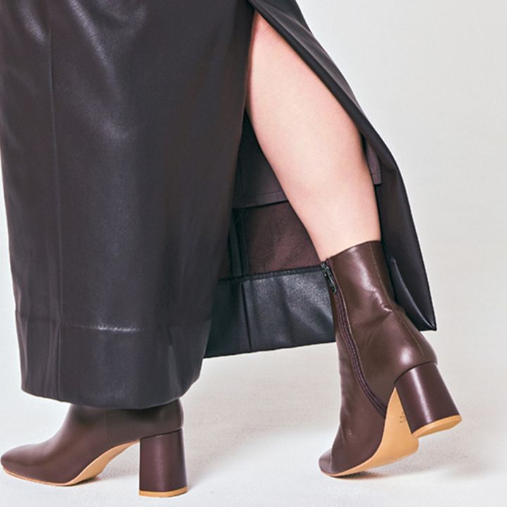 ママ友社交オシャレはレザースカートにDIANAのヒールブーツを合わせて