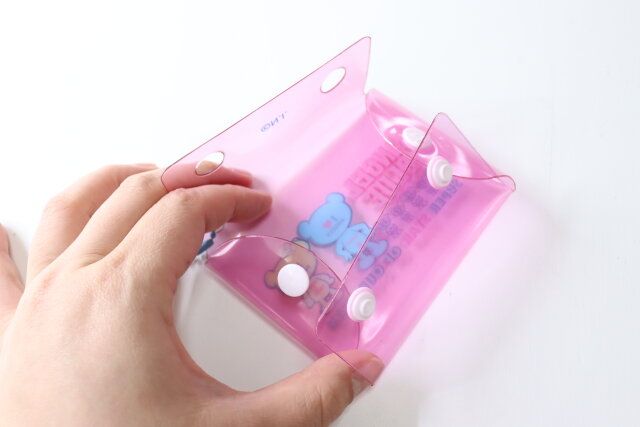 セリアのスナップボタン式エンジェルブルー ボールチェーン付きクリアポーチ