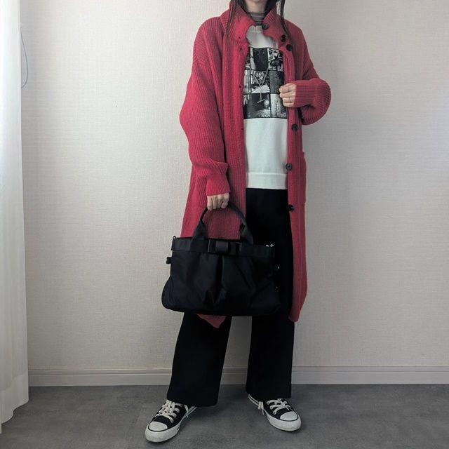 しまむらのホワイトの「フォトプリントプルオーバー」×ワイドストレートパンツ