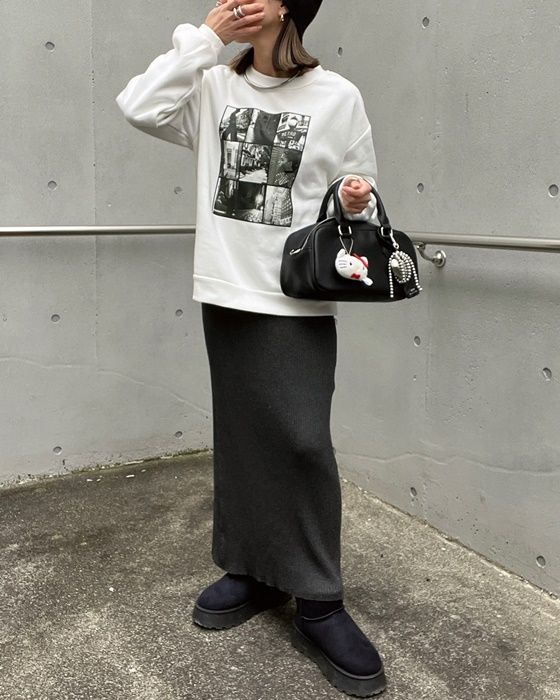 しまむらのホワイトの「フォトプリントプルオーバー」×リブニットナロースカート