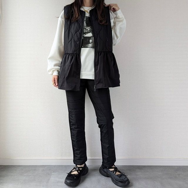 しまむらのホワイトの「フォトプリントプルオーバー」×テーパードパンツ