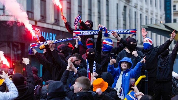 日本代表に対する差別行為でも有名な過激サポーターたちが聖地に襲来、スタジアムは大混乱