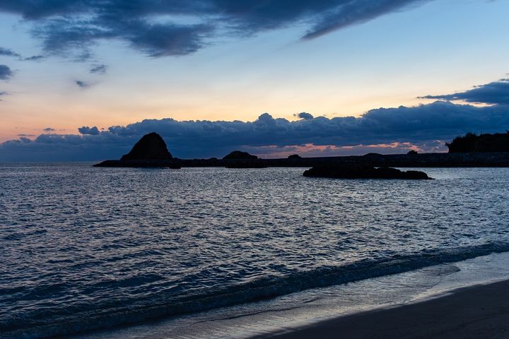 SUNRISE BEACH YOGAは日が昇る前からスタートするため、空はまだ暗い