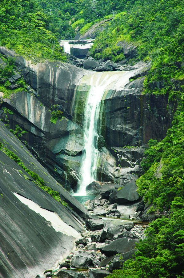 一枚岩を流れ落ちる壮大な「千尋の滝」