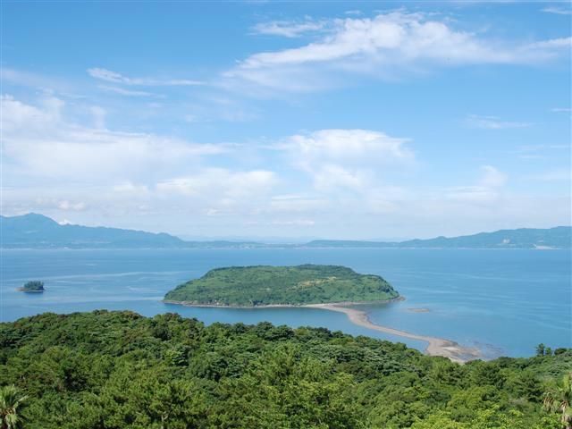 干潮時に砂州で陸地と繋がる「知林ヶ島」／指宿市