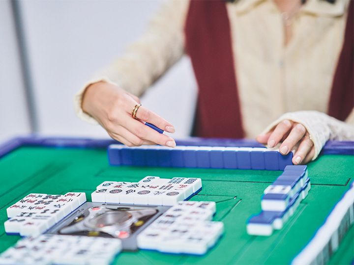 麻雀牌に触れる宮城舞さんの手元