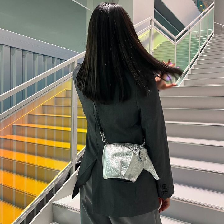 シンプルなコーデをする女性