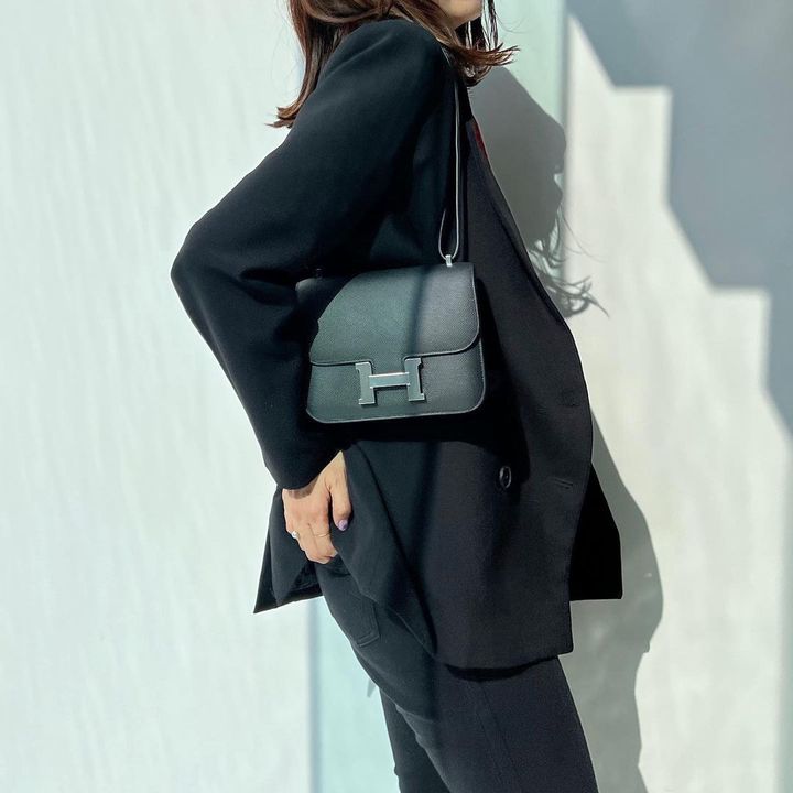 ブラックコーデをする女性