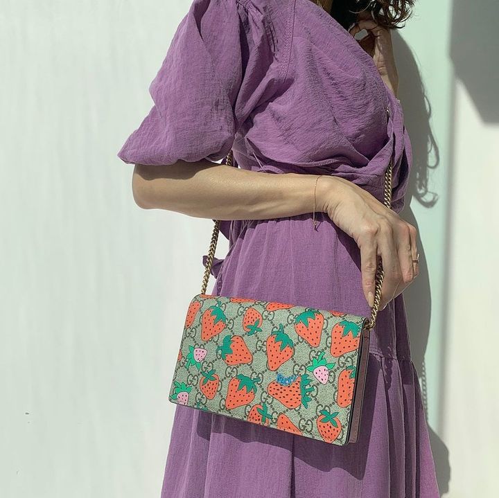 華やかなコーデをする女性