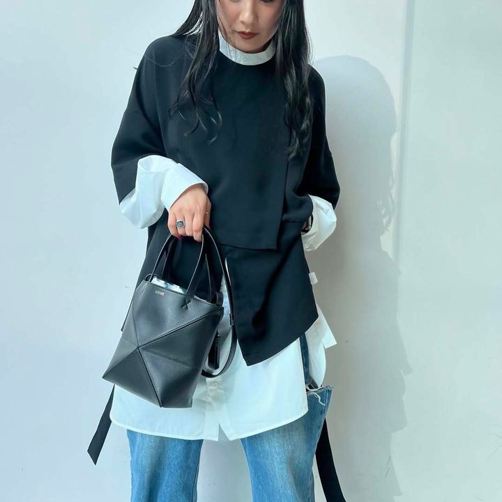 ロエベ パズル フォルド トートを持つ女性