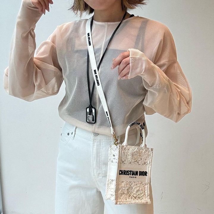 アースカラーコーデをする女性