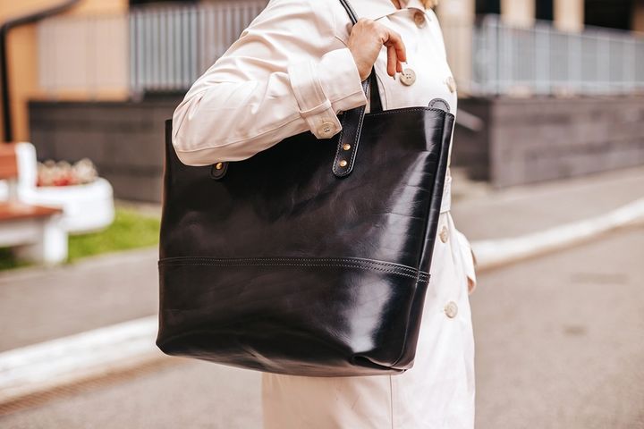 仕事用のバッグを肩にかける女性