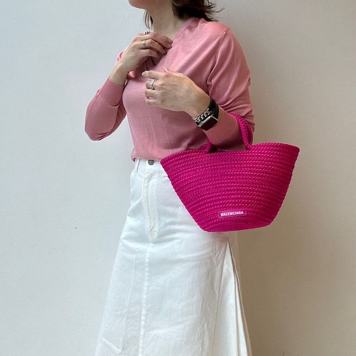 鮮やかなコーデをする女性