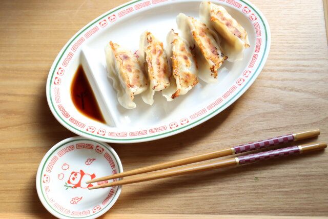 ダイソー 中華豆皿（パンダ、約8cm） 中華餃子皿（パンダ、タレ用仕切り付き） 使用例