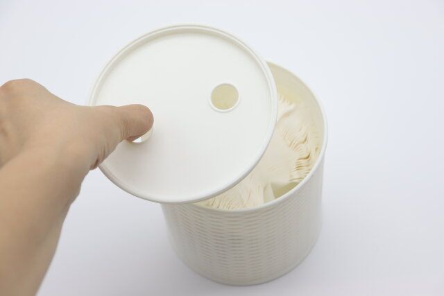 編み目調ティッシュケース（円形、ホワイト） 蓋を閉じる