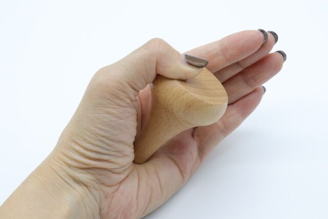 メガネスタンド（ナチュラル） 手のひら