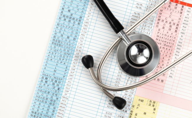聴診器と健康診断結果のイメージ