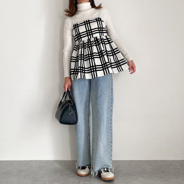 ユニクロ メリノリブタートルネックセーター OFF WHITE OKコーデ デニムコーデにトレンドのビスチェ合わせ