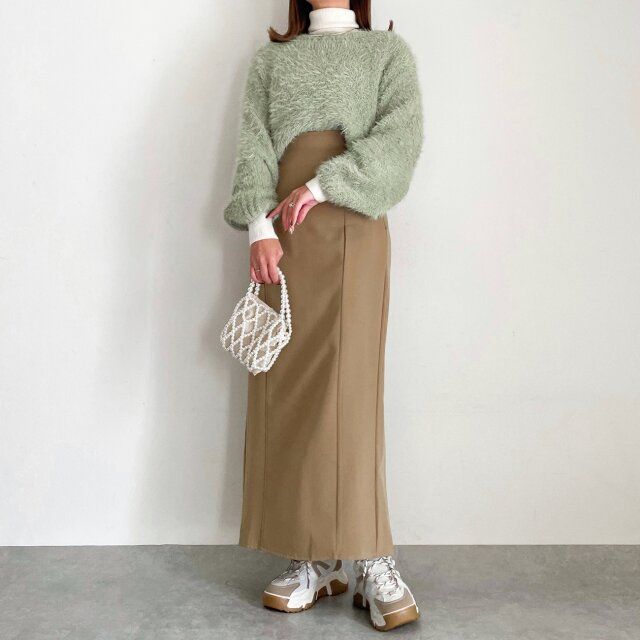 ユニクロ メリノリブタートルネックセーター OFF WHITE OKコーデ ニットにレイヤードさせたコーデ