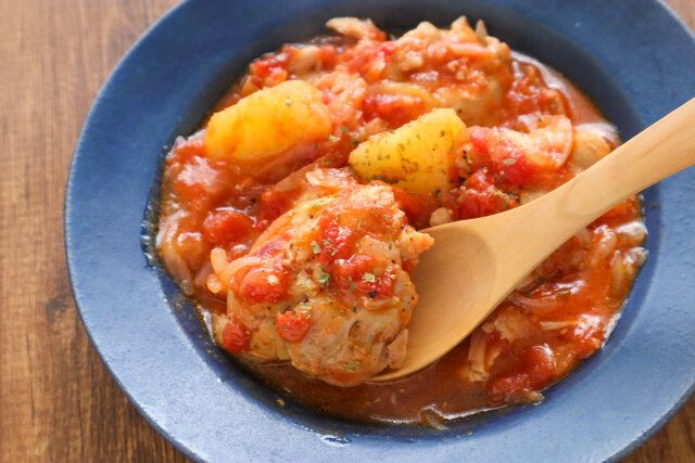 トマトチキン スプーンで掬う