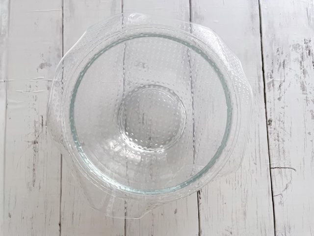 ダイソー シリコーン伸びラップ LL ガラス容器にかけた様子