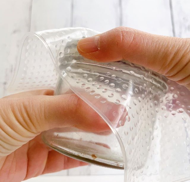 ダイソー シリコーン伸びラップ LL 瓶のフタを開けている様子
