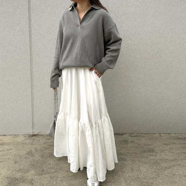 グレーのスムースコットンリラックスポロセーターとスカートのコーデ