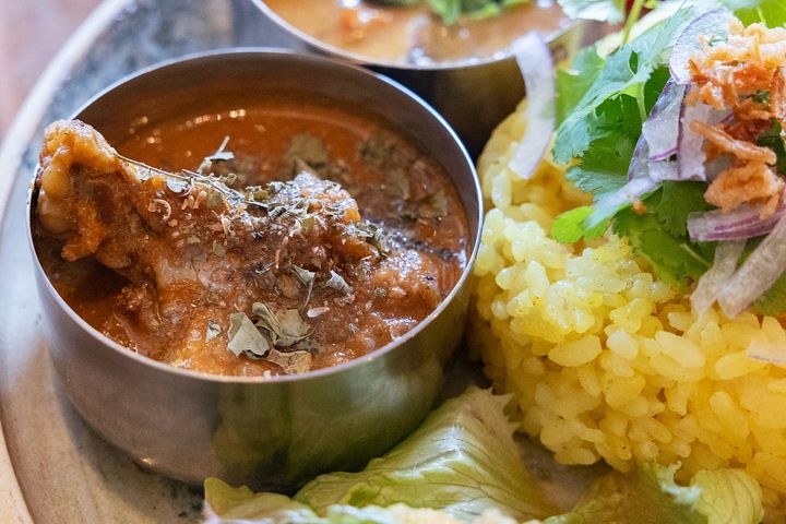 どことなく懐かしい味わいがする「カツオ出汁香る骨付チキンカリー」
