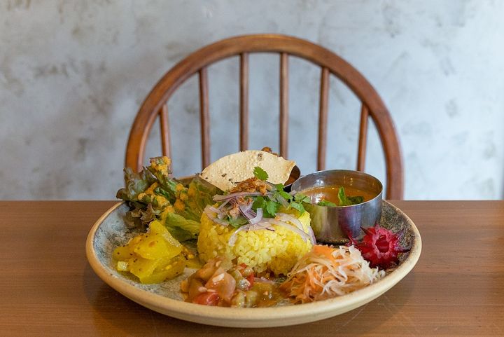 スパイスカレー2種にお惣菜4種、サラダ、パパドが付いて（1480円）