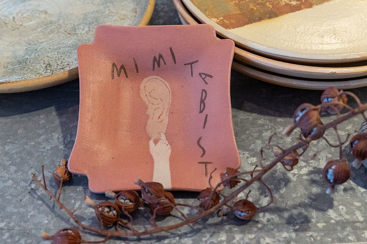 好きな作家さんに作ってもらったという店名が入ったオリジナルのオブジェ（器）