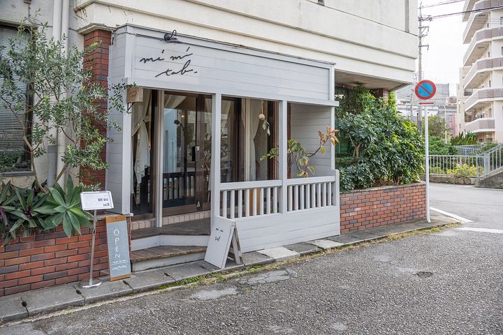 大きな通りから1本入ったところに佇むmimitab