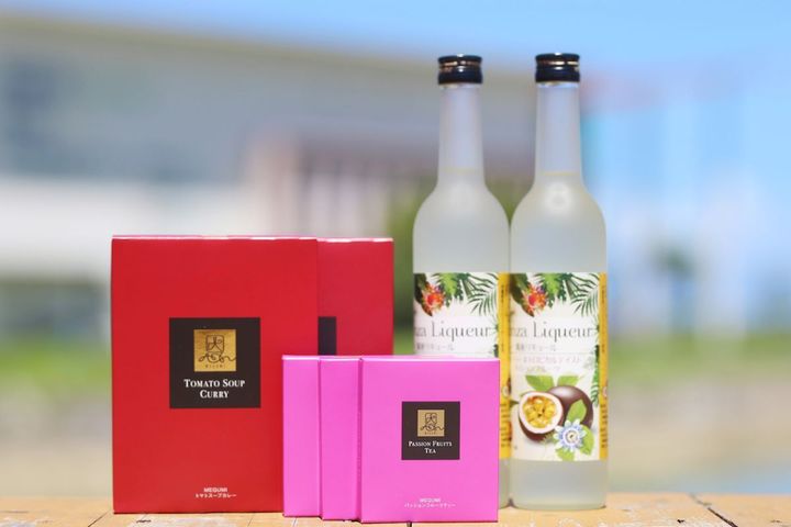 左から「トマトスープカレー」1箱540円、「パッションフルーツティー」1箱540円、「萬座リキュール フルーティ＆トロピカルテイスト パッションフルーツ」1本1680円