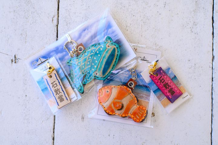 左から「ジンベエザメと石敢當のセット」1100円、「カクレクマノミ」880円、「石敢當」440円