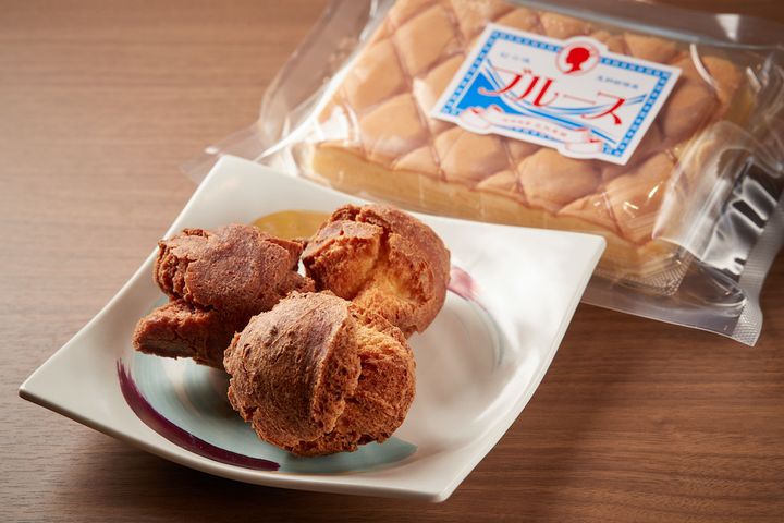 琉球銘菓 三矢本舗 絶景万座毛店「サーターアンダギー」1個120円とネーミングが気になる「ブルース」660円
