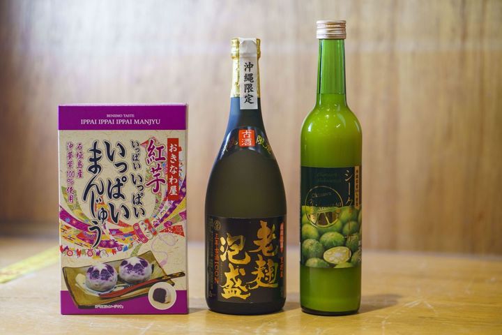 左から「紅芋いっぱいまんじゅう 6個入」980円、「老麹泡盛 古酒30度 720ml 」4480円、「おきなわ屋シークヮーサー まるごとしぼり 500ml」2300円