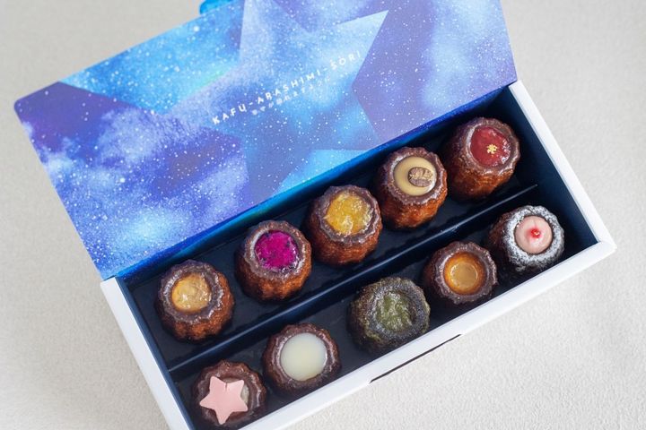 「黒糖カヌレほうき星」10個入り2200円 