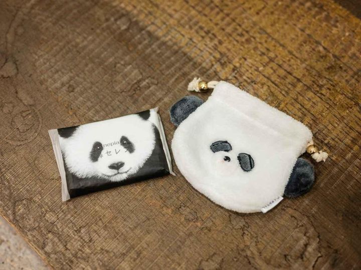 画像: 左から「鼻セレブ」のポケットティッシュ、ノーブランドの巾着／ともに本人私物 出典：ftn