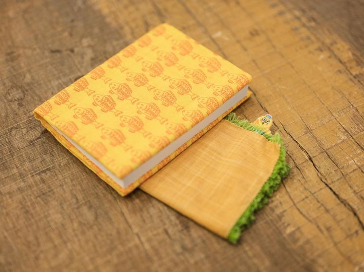 画像: 左からバンダナをブックカバーにした文庫本、「コジコジ」のハンカチ／ともに本人私物 出典：ftn