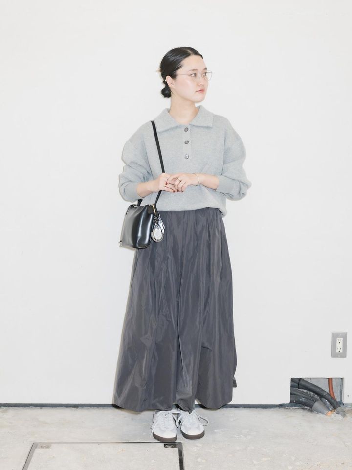 画像: シャツカラーニット￥14,300、スカート￥13,200ともに【アーバンリサーチ】 めがね￥19,800【カネコオプチカル✕アーバンリサーチ】 バッグ￥26,400【ピエニ】 スニーカー￥19,800【アディダス】 その他／本人私物 出典：アーバンリサーチ