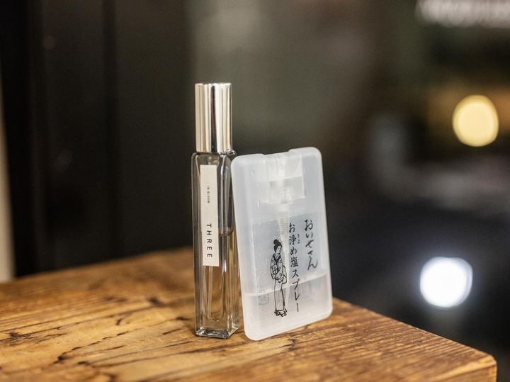 画像: 左から「スリー エッセンシャルセンツ 01」、「おいせさん お浄め塩スプレー」／ともに本人私物 出典：ftn