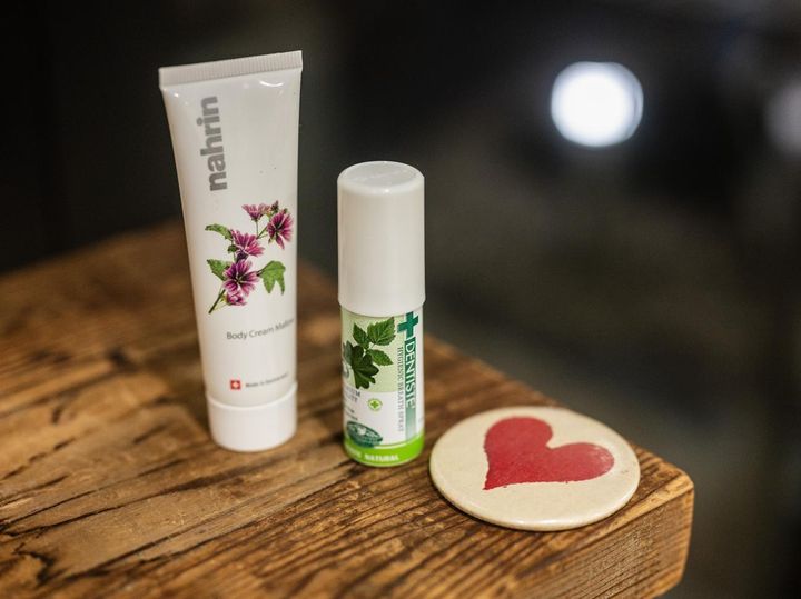 画像: 左から「ナリン ボディクリーム マロウ」、「デンティス マウススプレー」、【ジョン・デリアン】のミラー／すべて本人私物 出典：ftn