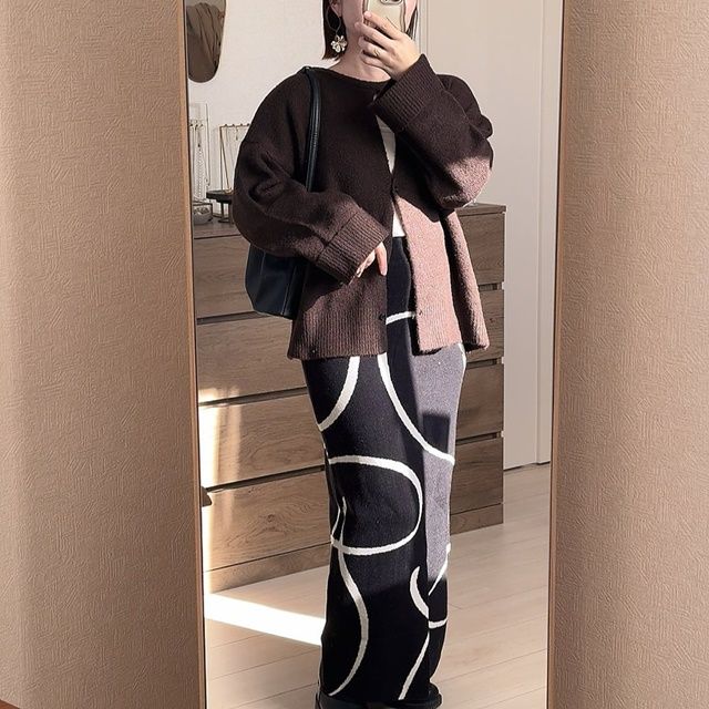 Availのダークブラウンの「スリット2WAYプルオーバー」×ニュアンス柄スカート